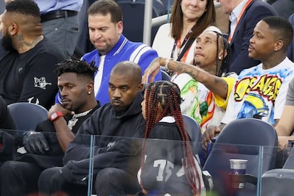 Kanye West y su hija North West en la LVI Super Bowl LVI celebrada el 13 de febrero en Inglewood, California, EE UU.