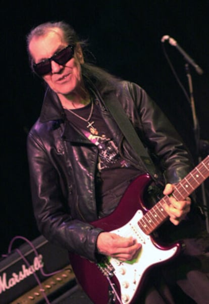 Link Wray, con 73 años, tocando en Nueva Orleans.