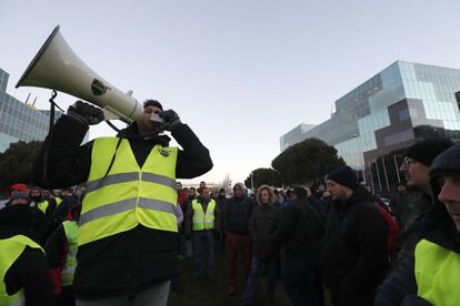 Daniel Carrasco, de l'Associaci Plataforma Caracol del Taxi, s'adre?a als seus companys en assemblea al recinte firal de Madrid.