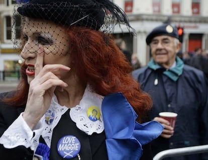 Gloria Martin, una partidario de la ex primera ministra brit&aacute;nica Margaret Thatcher, se emociona al paso del coche f&uacute;nebre.