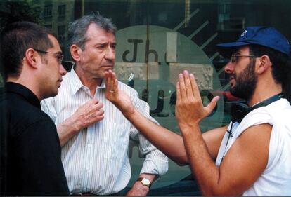 Adrià Collado, José Sacristán y Miguel García Borda, en el rodaje de la película 'Fumata Blanca' en 2001.