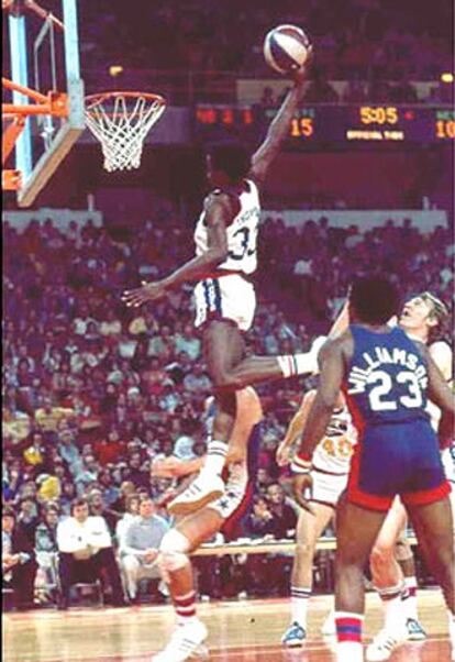 David &#39;Skywalker&#39; Thompson lleg a Denver en 1975 con la vitola de triunfador tras su paso por la Universidad de North Carolina. Tres a?os despus, el 9 de Abril de 1978, logr endosarle 73 puntos a los Pistons, en lo que fue el punto culminante de su carrera.