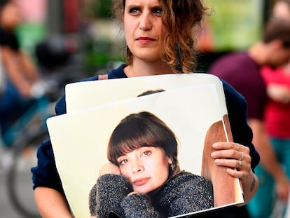 Una mujer sostiene un cartel con el rostro de Marie Trintignant en una de las numerosas protestas contra su muerte.