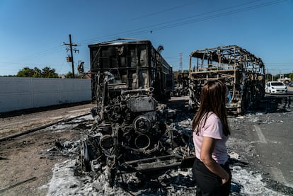 Tráilers quemados en la carretera rumbo a la sindicatura de Jesús María en Culiacán, el 7 de enero.