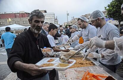 La gente hace cola para recibir la comida que rompa su ayuno el primer día de Ramadán en Diyarbakir, en el sudeste de Turquía, el 16 de mayo de 2018.