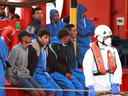 Llegada al puerto de Algeciras de un grupo de magrebíes rescatados en el Estrecho el pasado dia 7.