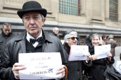 Varios de los participantes en la concentración de protsta en Bilbao.