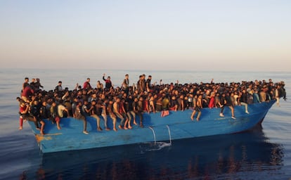 Más de 500 migrantes en una barcaza esperaban a ser rescatados este sábado frente a la isla de Lampedusa (Italia).