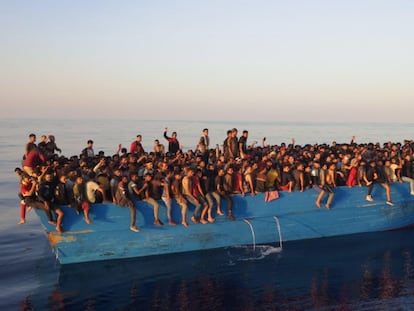 Más de 500 migrantes en una barcaza esperaban a ser rescatados este sábado frente a la isla de Lampedusa (Italia).