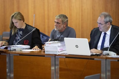 En el centro, Manuel Alonso durante el juicio.