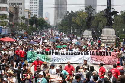 Una manifestación en contra de la reforma energética recorre el centro de la capital de México.