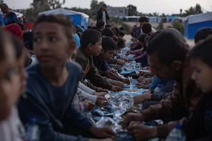Cena de ‘iftar’, el desayuno del atardecer durante el mes sagrado de Ramadán, en un campo de refugiados en Gaza.