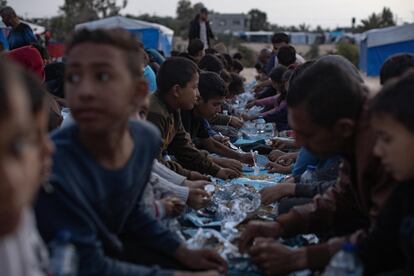 Cena de ‘iftar’, el desayuno del atardecer durante el mes sagrado de Ramadán, en un campo de refugiados en Gaza.