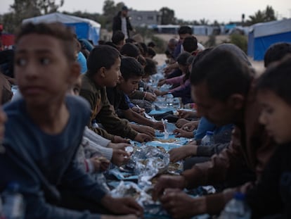 Cena de ‘iftar’, el desayuno del atardecer durante el mes sagrado de Ramadán, en un campo de refugiados en Gaza.