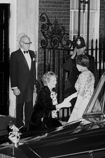 La primera ministra Margaret Thatcher (aqu inclinndose ante la reina en una cena en Downing Street en diciembre de 1985) ha sido las ms duradera durante el reinado de Isabel II. Gobern desde mayo de 1979 hasta noviembre de 1990.