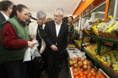 Griñán, en un puesto de frutas en el barrio de Figueroa.
