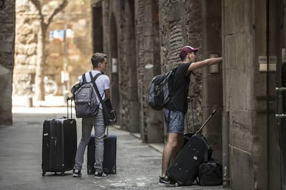 Turistes cargados con maletas en Barcelona.