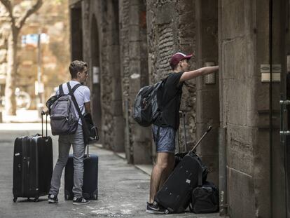 Turistes carregats amb maletes a Barcelona.