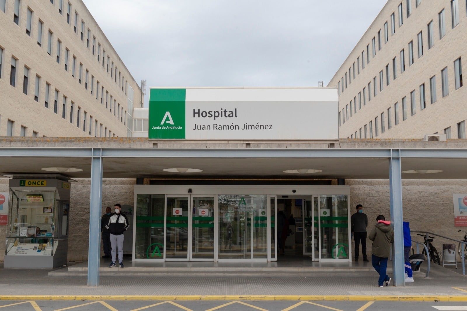 Entrada del Hospital Juan Ramón Jiménez de Huelva, en una imagen de archivo.