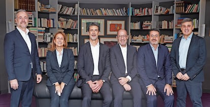 De izquierda a derecha, Carlos Tejedor, director de negocio para la Administración General del Estado de Telefónica, Inmaculada Benito, su directora del departamento de Turismo, Cultura y Deporte de la CEOE, Francisco Huidobro Ruiz, Director de Servicios Digitales para Empresas en Orange, Luis Buzzi, Socio Líder de Hospitalidad, Turismo y Ocio de KPMG España, Leopoldo Aznárez, Socio de Deloitte responsable de turismo en Sector Público y Enrique Martínez, presidente de SEGITTUR.
• Enrique Martínez, presidente de SEGITTUR.
• Inmaculada Benito Hernández, directora de departamento Turismo, Cultura y Deporte, CEOE.
• Francisco Huidobro, director de servicios digitales, Orange España.
• Carlos Tejedor, director de negocio para la Administración General del Estado, Telefónica España.
• Luis Buzzi Fagundo, socio de KPMG.
• Leopoldo Aznarez, socio responsable de Turismo, Deloitte.