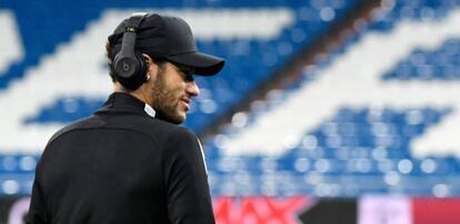 El delantero del PSG Neymar anda sobre el césped del Bernabéu, ayer.