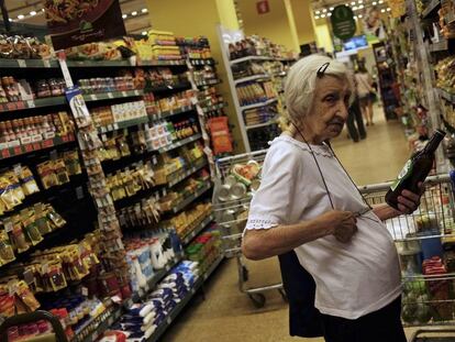 Una mujer compra aceite en un supermercado de S&atilde;o Paulo. 