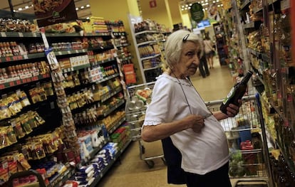 Una mujer compra aceite en un supermercado de São Paulo.