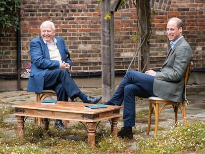 El príncipe Guillermo y sir David Attenborough en Londres, en una foto distribuida por el palacio de Kensington a primeros de octubre de 2020.