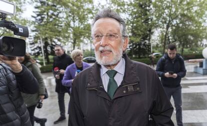 Alfonso Grau, exvicealcalde de Valencia, a su llegada al juzgado donde se ha sentado en el banquillo. 