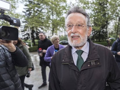 Alfonso Grau, exvicealcalde de Valencia, a su llegada al juzgado donde se ha sentado en el banquillo. 