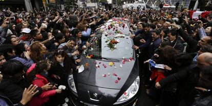 Caravana fúnebre que traslada los restos mortales de Gustavo Cerati al cementerio porteño de Chacarita en Buenos Aires (Argentina).