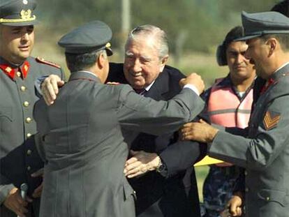 Pinochet regresa a Chile en 2000, tras una detención en Londres de 503 días, en tanto se resolvía la extradición a España.