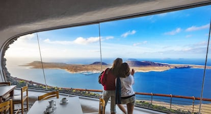 Panorámica de La Graciosa y el archipiélago Chinijo desde el interior del mirador del Río, obra de César Manrique, al norte de Lanzarote.