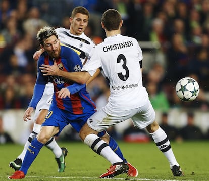 El defensa danés del Borussia Monchengladbach, Andreas Christensen lucha por el balón con el delantero argentino Leo Messi.