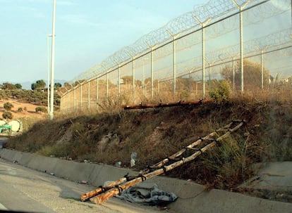 Más de 400 inmigrantes subsaharianos intentaron saltar la valla de Melilla la segunda semana de agosto de 2004. La Guardia Civil los rechazó con material antidisturbios y una docena de personas resultaron heridas entre agentes e inmigrantes. En la imagen, un punto del perímetro fronterizo con doble valla y una de las escaleras que utilizaron los subsaharianos para pasarla.