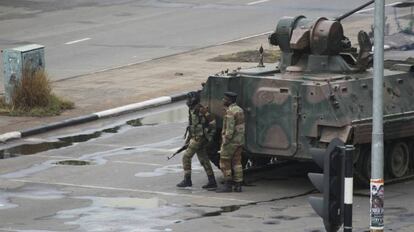 Un tanque militar en las calles de Zimbabue este miércoles.