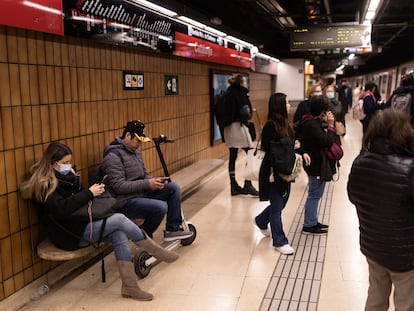 Un usuario del metro con su patinete eléctrico en la estación de Catalunya.