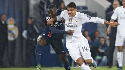 Casemiro pugna con Matuidi durante el PSG-Real Madrid.