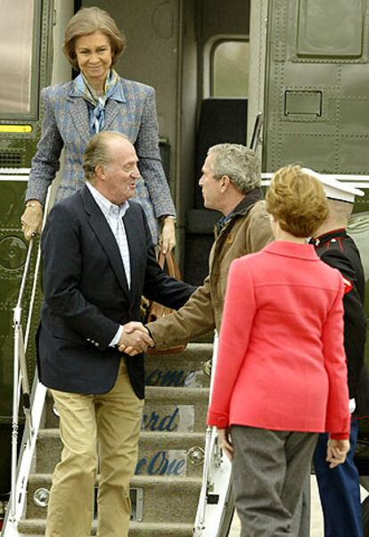 Bush saluda al Rey a su llegada a Crawford el pasado miércoles.