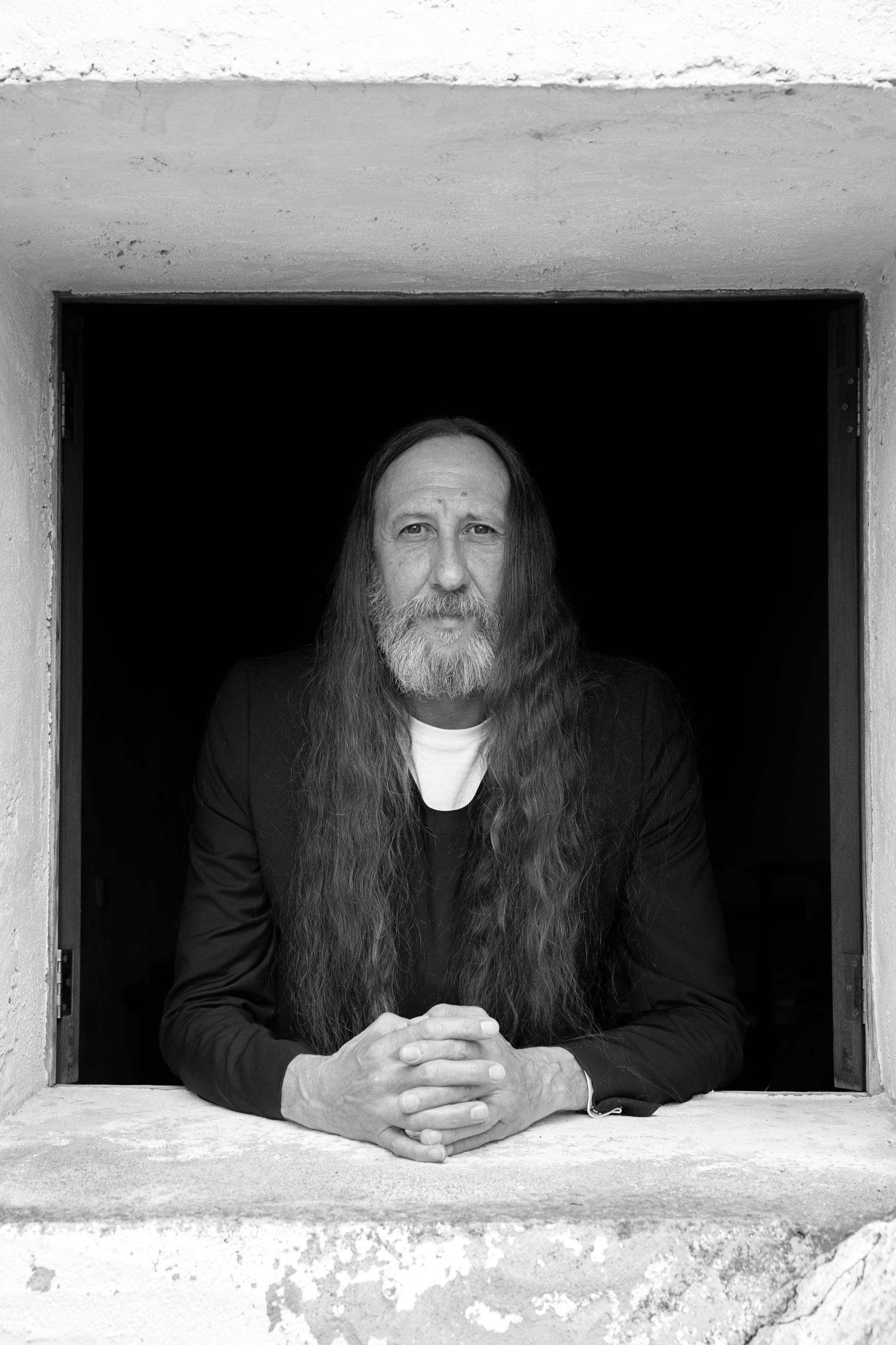 Miguel Adrover, el último diseñador libre: “Parece que toda nuestra lucha solo ha servido para que las nuevas generaciones se pinten las uñas”