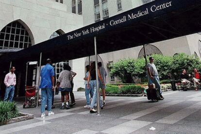 Entrada principal del hospital Cornell de Nueva York.