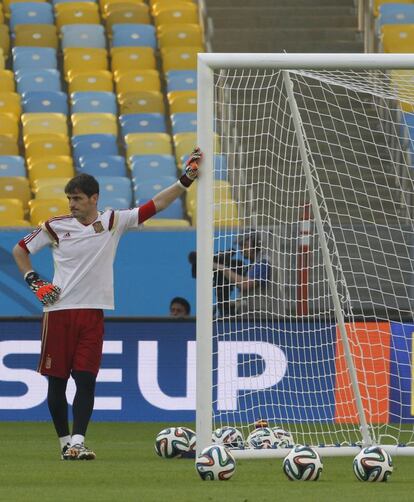 Casillas, apoyado en el poste durante el entrenamiento.