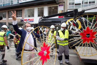 El Ayuntamiento de Vigo inició este miércoles la instalación de las luces de Navidad de cara al próximo mes de diciembre. Así, esta llega cuatro meses antes de la temporada festiva y un mes antes que el año pasado, cuando estos trabajos dieron comienzo en septiembre. El alcalde de la ciudad, Abel Caballero, explicó que este adelanto en las tareas de instalación se debe a las actuales circunstancias marcadas por la pandemia del coronavirus. Estas obligan a que las tareas se hagan de forma más lenta con el objetivo de evitar contagios entre los empleados y garantizar así su seguridad durante este trabajo.
