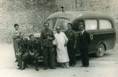 Personal de Cruz Roja en una ambulancia motorizada en una foto de archivo sin datar.