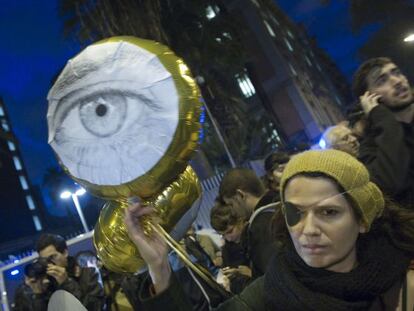 Algunos de los concentrados llevaban un ojo cubierto por un parche.