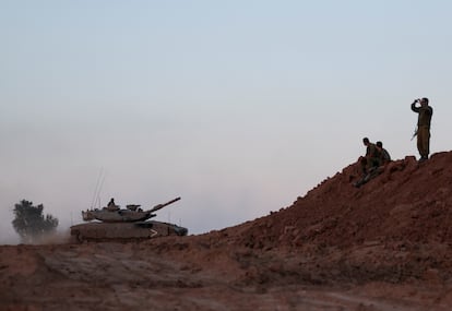 Un tanque y soldados israelíes en la frontera con Gaza, este martes.