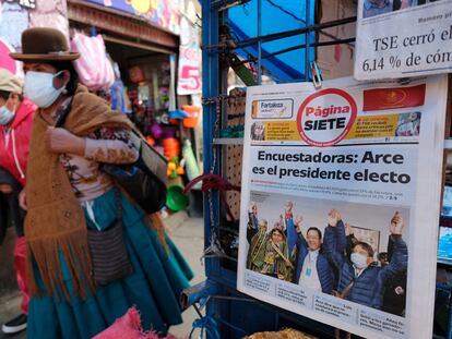 Una mujer camina en La Paz delante de la portada de un diario que anuncia el triunfo de Luis Arce en las elecciones del pasado domingo.