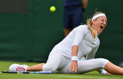 Victoria Azarenka se resiente de su lesión en el partido contra Kohler.