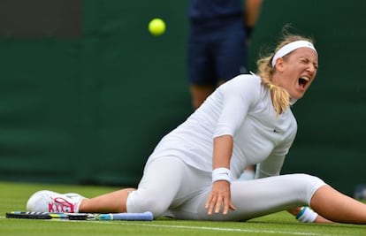 Victoria Azarenka se resiente de su lesi&oacute;n en el partido contra Kohler.