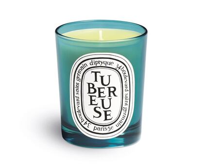 
El perfume de los narcisos de la campiña en el sur de la India condensado en la vela Tubéreuse, de Diptyque, que se tiñe de azul para esta edición limitada.
 Precio: 64 euros.